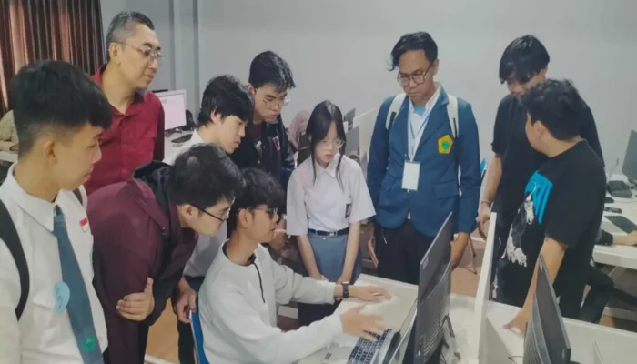 Kampus Tour di TEDC Bandung, Siswa SMA Antusias Belajar Coding dan Kimia