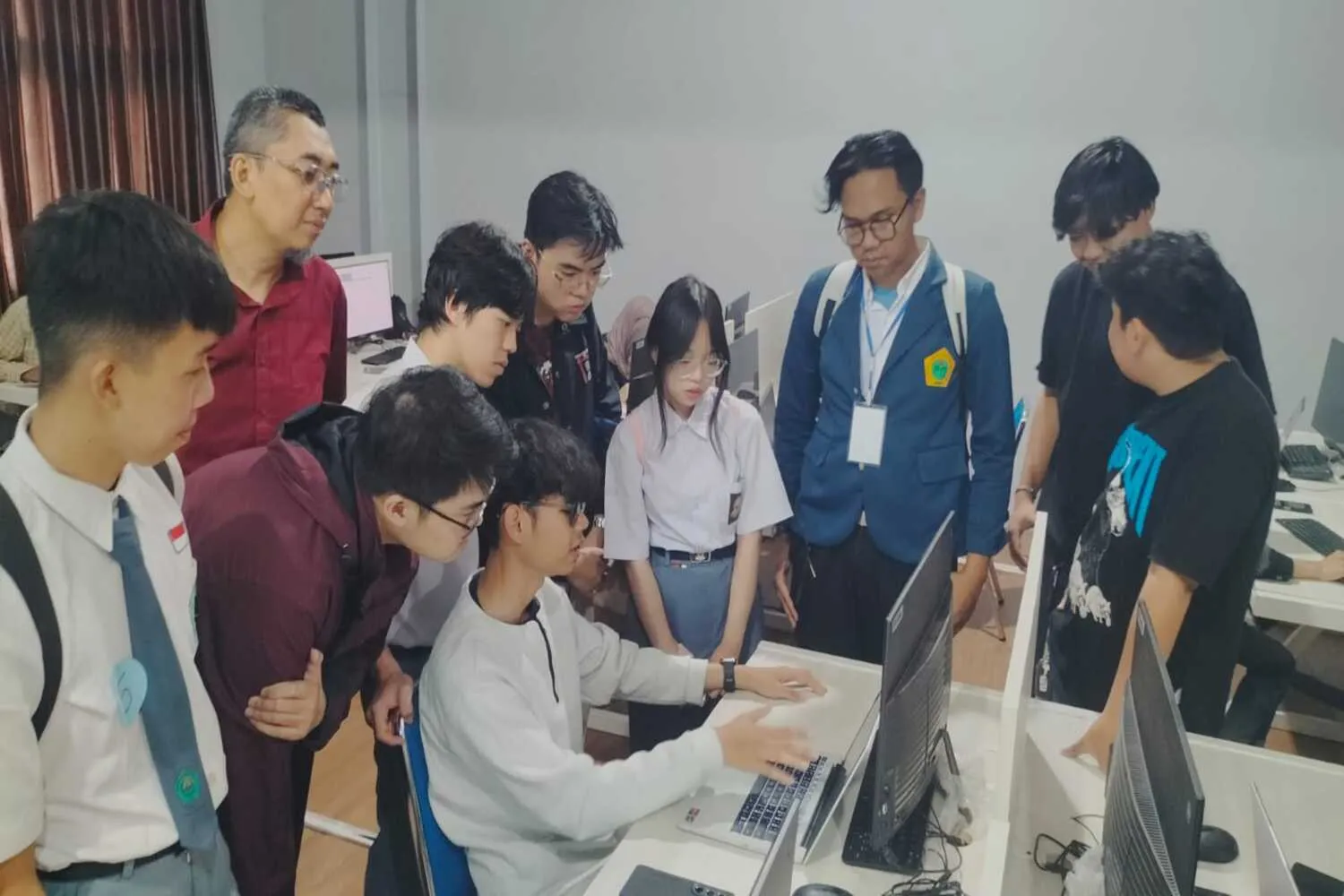 Kampus Tour di TEDC Bandung, Siswa SMA Antusias Belajar Coding dan Kimia