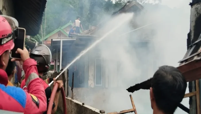 Kebakaran Hebat di Bojongpicung Cianjur, 3 Rumah Hangus