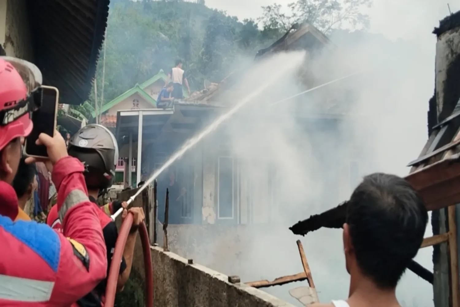 Kebakaran Hebat di Bojongpicung Cianjur, 3 Rumah Hangus