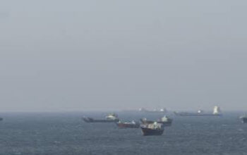 Ketegangan Memuncak! AS Tembak Kapal Iran Saat Evakuasi Armada Komersial di Selat Hormuz