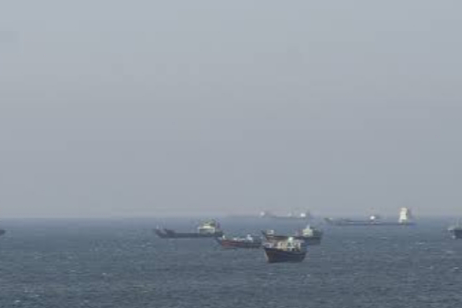 Ketegangan Memuncak! AS Tembak Kapal Iran Saat Evakuasi Armada Komersial di Selat Hormuz