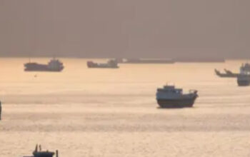 Ketegangan Memuncak! AS dan Iran Saling Klaim Kendali di Selat Hormuz