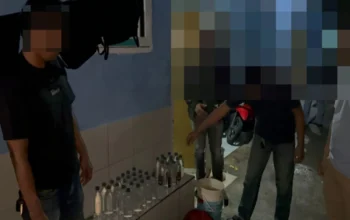 Kontrakan di Simpang Purwakarta Jadi Lokasi Penjualan Miras Oplosan 3 Kontrakan di Simpang Purwakarta Jadi Lokasi Penjualan Miras Oplosan