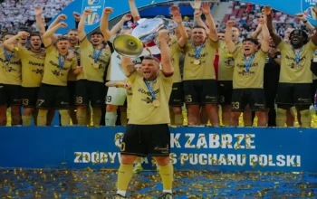 Lukas Podolski Angkat Trofi, Dunia Sepak Bola Menunggu Keputusan