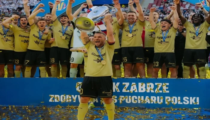 Lukas Podolski Angkat Trofi, Dunia Sepak Bola Menunggu Keputusan