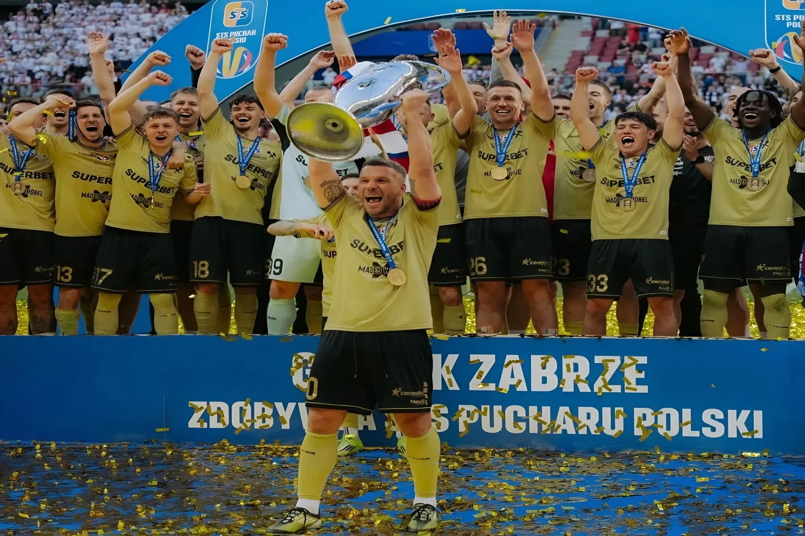 Lukas Podolski Angkat Trofi, Dunia Sepak Bola Menunggu Keputusan