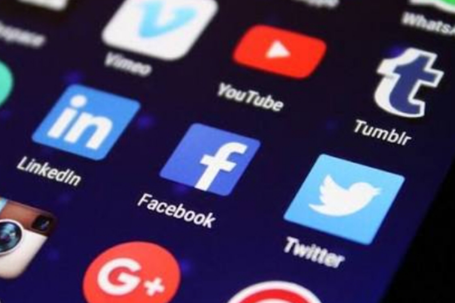 Melawan Racun Informasi: Mengapa Bahaya Hoax Bisa Menghancurkan Tatanan Sosial? 1 Melawan Racun Informasi: Mengapa Bahaya Hoax Bisa Menghancurkan Tatanan Sosial?