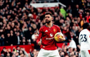 Michael Carrick Tegaskan Bruno Fernandes Bertahan di Old Trafford