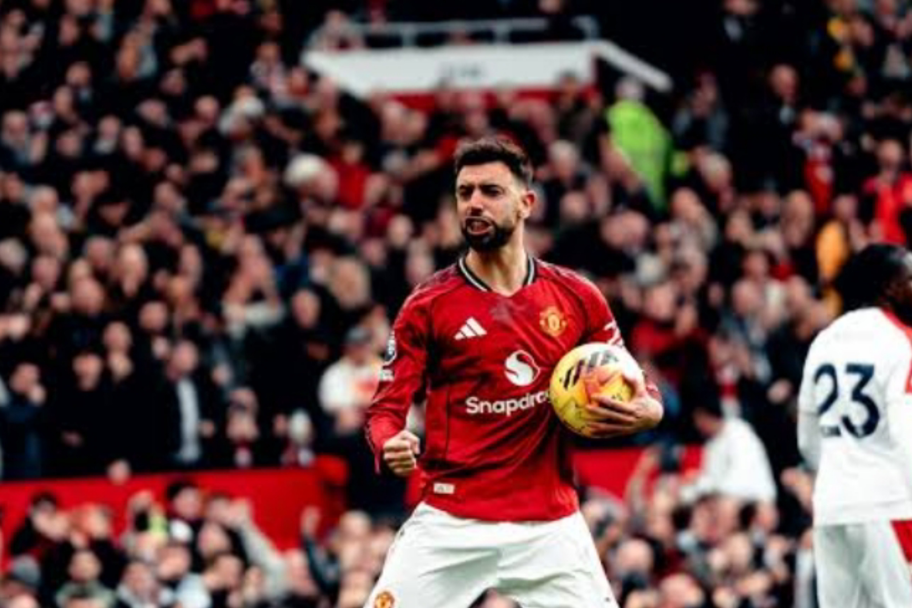 Michael Carrick Tegaskan Bruno Fernandes Bertahan di Old Trafford
