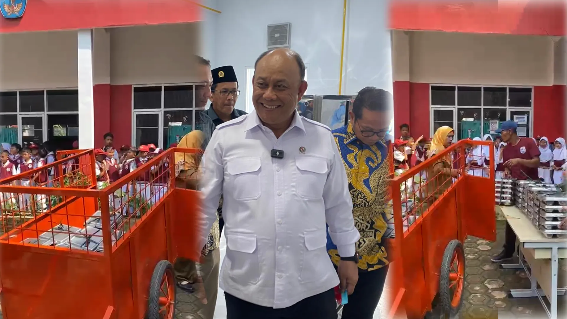 Miris!! Didepan Kepala BGN; Distribusi MBG di SDN Citaringgul 02 Babakan Madang Pakai Bak Gerobak Sampah
