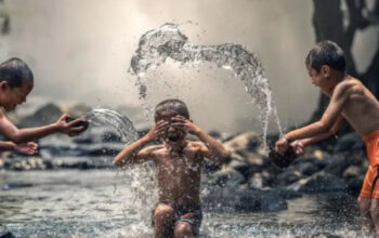 Orang Tua Wajib Tahu! Amankah Anak Mandi Hujan atau Justru Mengundang Penyakit?