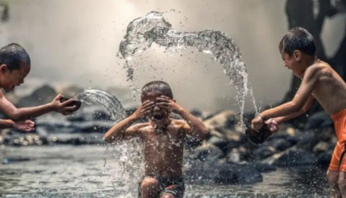 Orang Tua Wajib Tahu! Amankah Anak Mandi Hujan atau Justru Mengundang Penyakit?