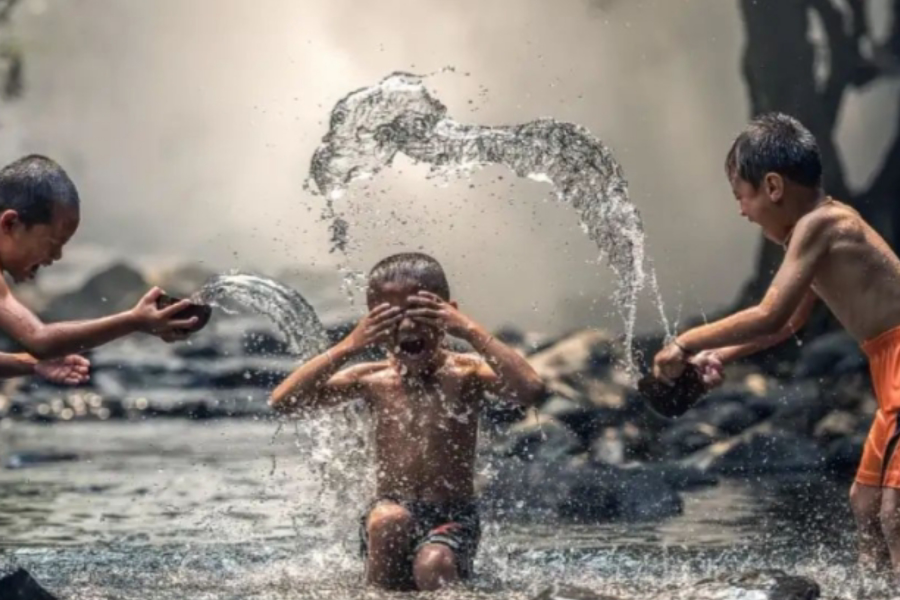 Orang Tua Wajib Tahu! Amankah Anak Mandi Hujan atau Justru Mengundang Penyakit?