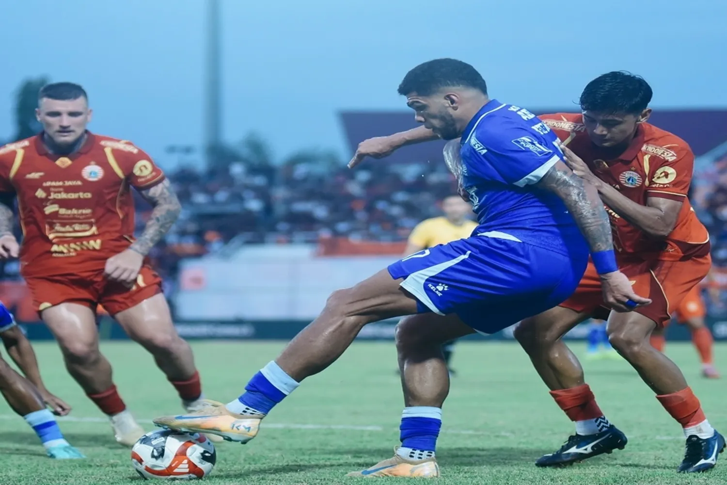 Persib Makin Kokoh, Persija Tersungkur