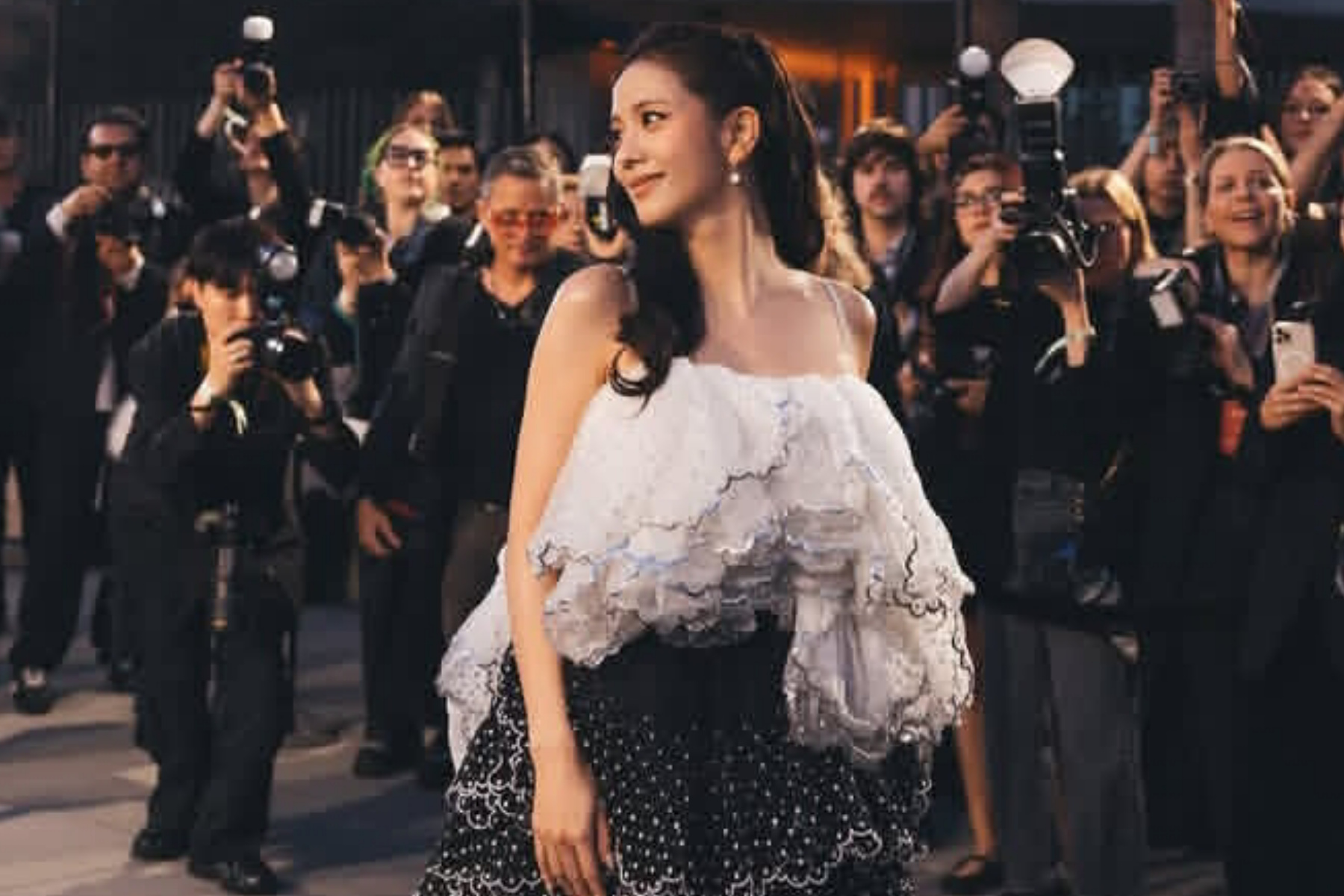 Pesona Jisoo BLACKPINK di Dior Cruise Show: Gaya Modern yang Memukau