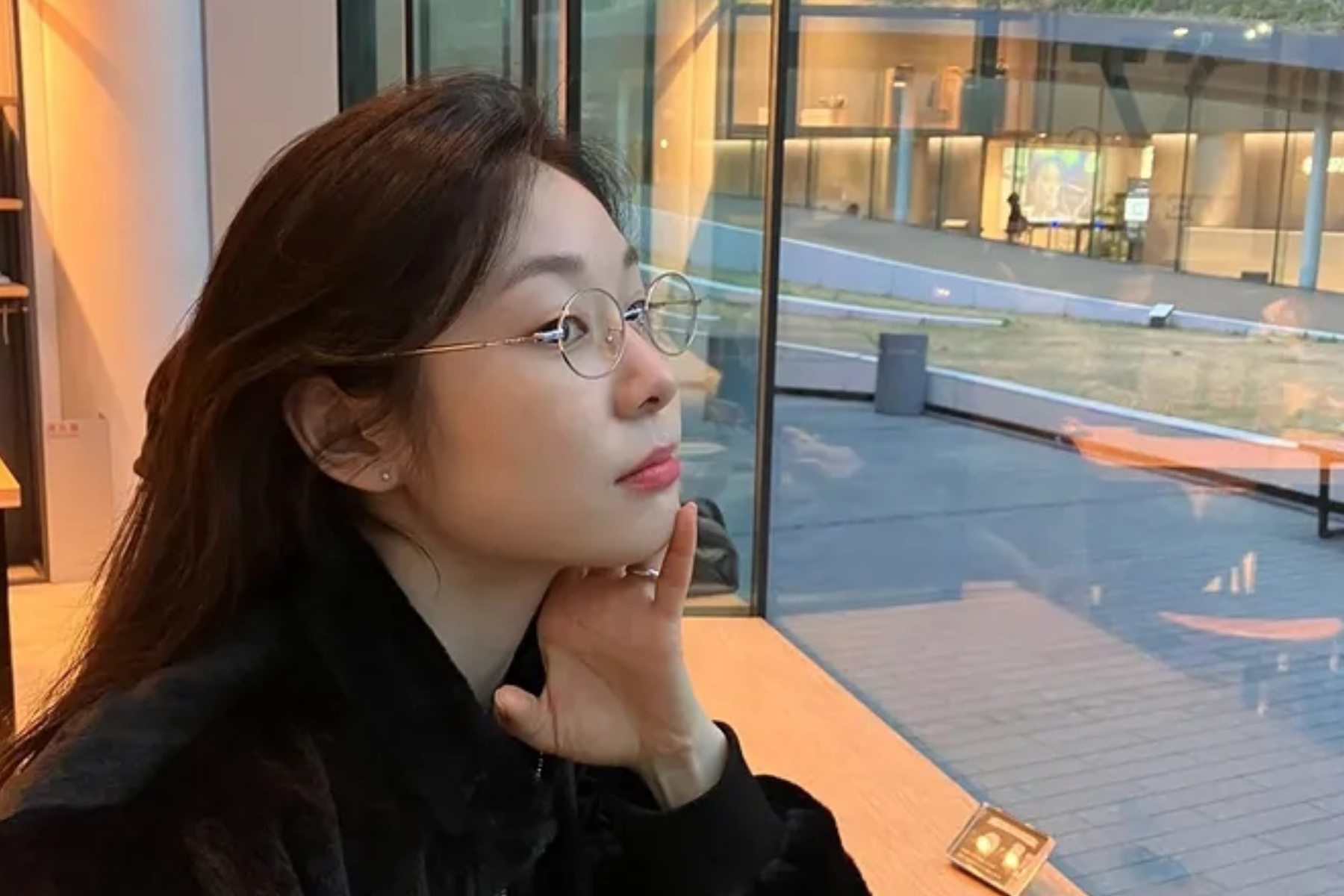Rahasia Kulit Berkilau Kim Yuna: Definisi Anggun dalam Balutan 'My Rose Hour'