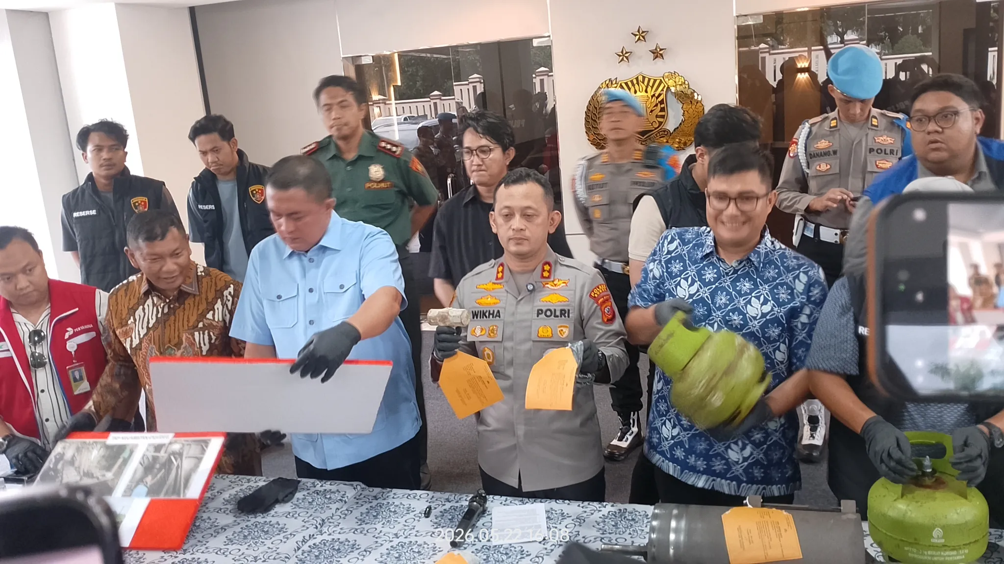 Rugikan Negara Hingga Miliaran, Polres Bogor Bongkar Sindikat BBM-Gas Subsidi dan Tambang Emas Ilegal! 1 Rugikan Negara Hingga Miliaran, Polres Bogor Bongkar Sindikat BBM-Gas Subsidi dan Tambang Emas Ilegal!