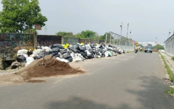 Sampah Menggunung Sebulan, Warga Ngamprah Bandung Barat Geram