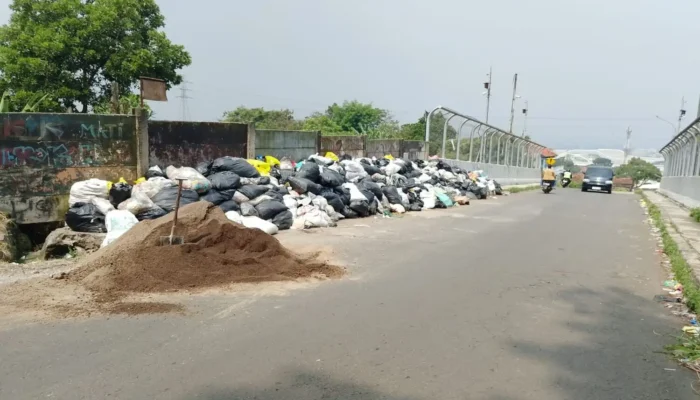 Sampah Menggunung Sebulan, Warga Ngamprah Bandung Barat Geram