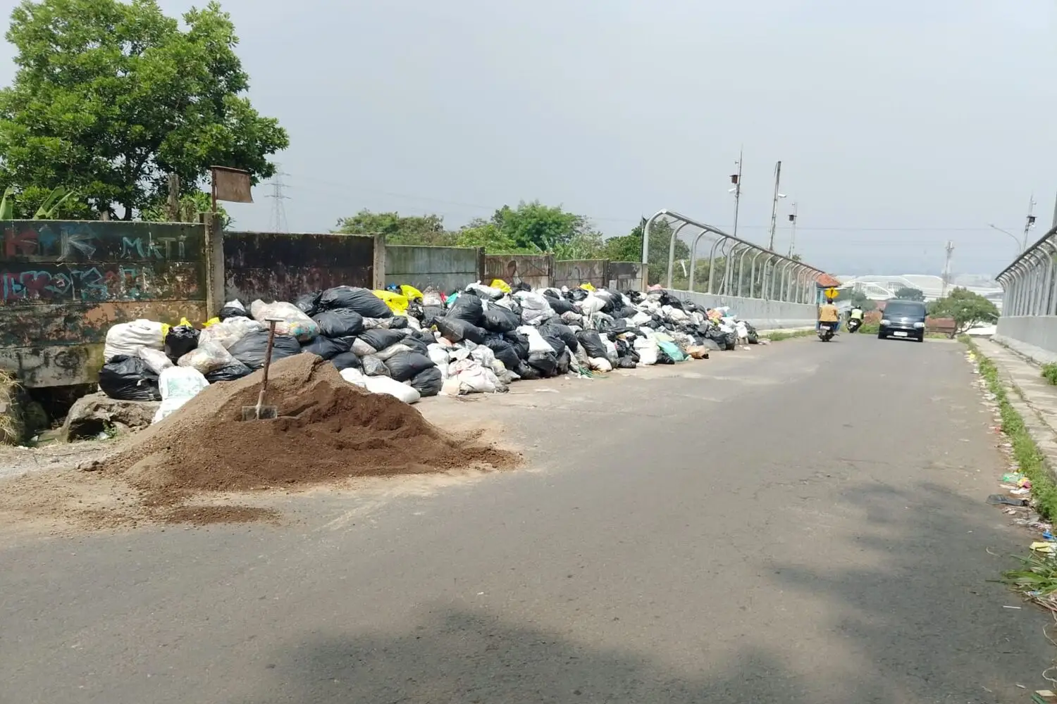 Sampah Menggunung Sebulan, Warga Ngamprah Bandung Barat Geram
