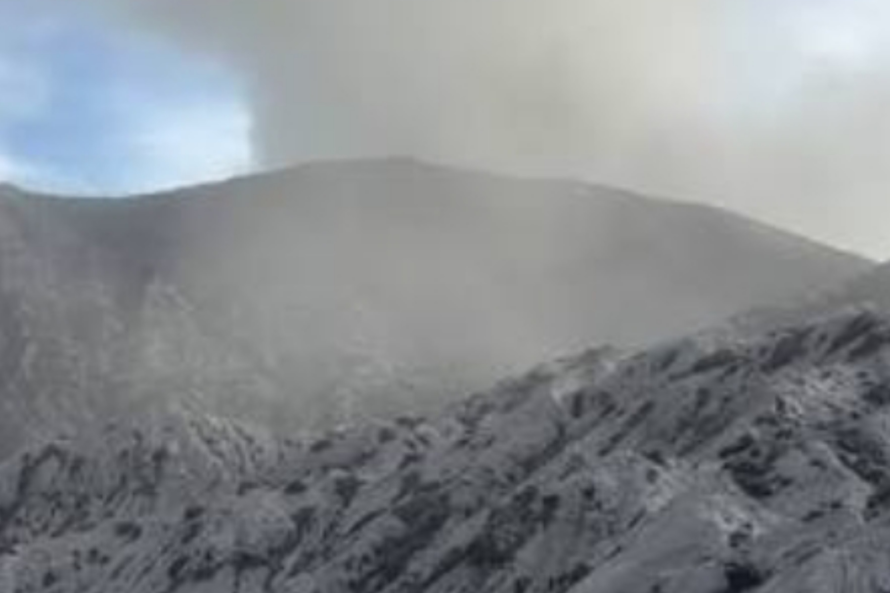 Tragedi Gunung Dukono: Kisah Pemandu yang Lolos dari Maut Saat Erupsi