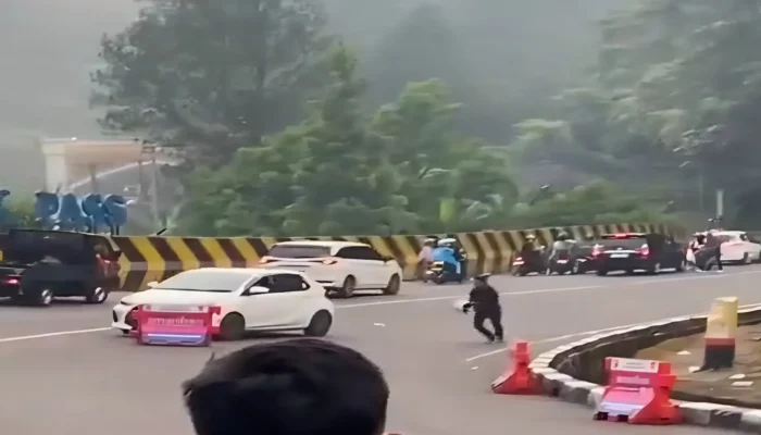 Viral! Mobil Diserang Massa di Puncak Pass Cianjur