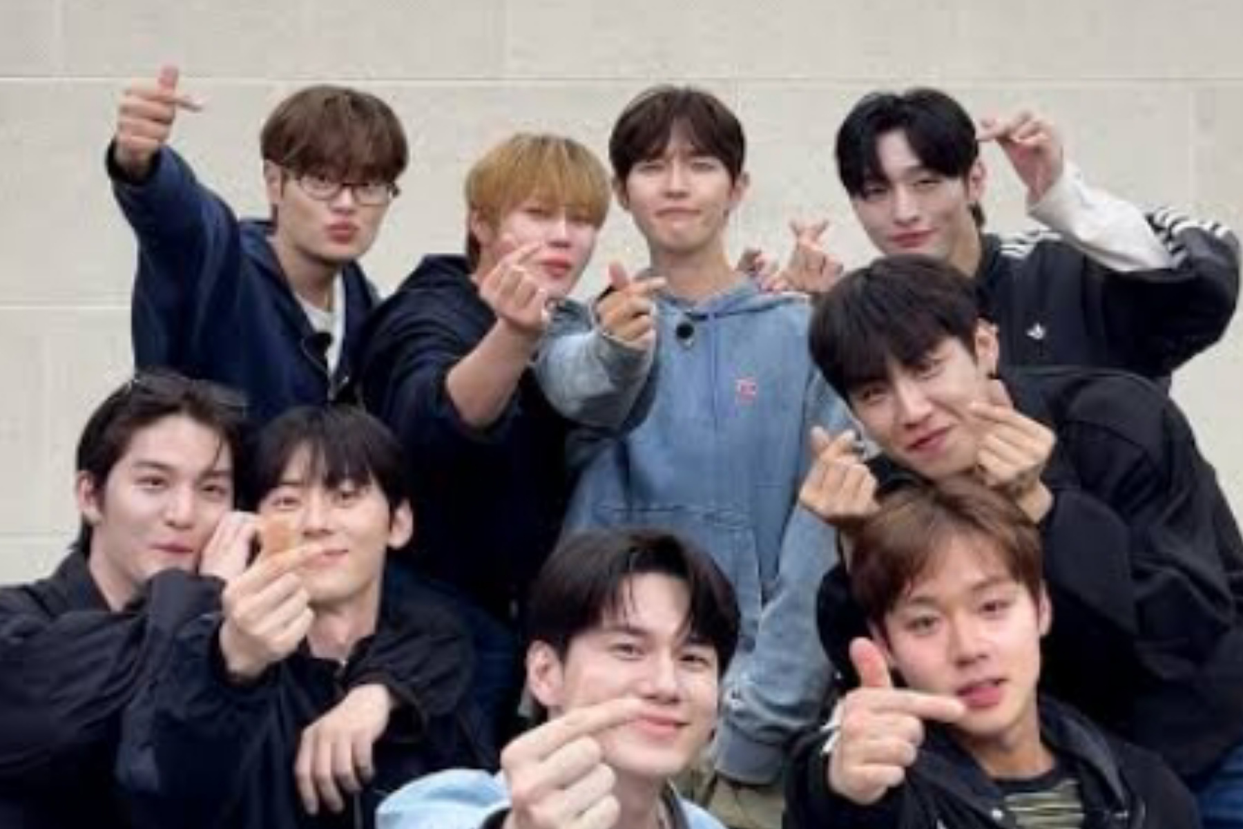 Wanna One Kembali dengan "Again, Spring Breeze"