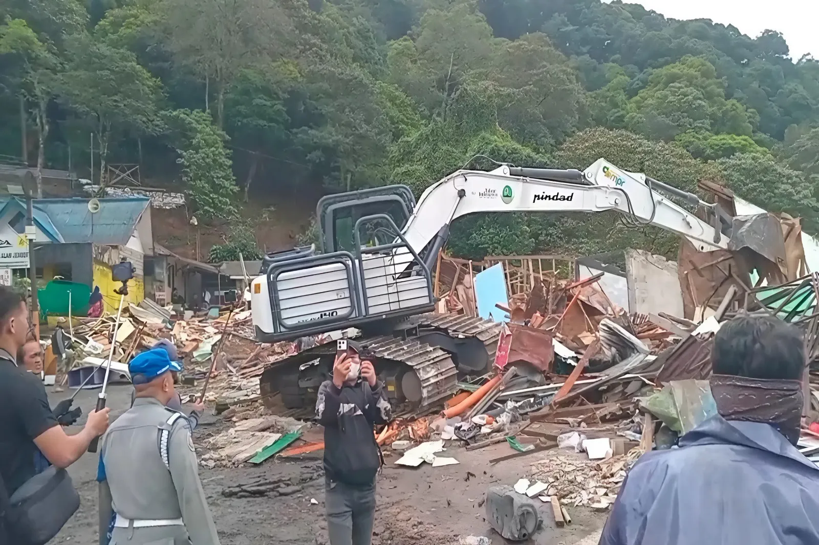 163 Kios di Puncak-Cipanas Cianjur Dibongkar, Pedagang Bingung Kehilangan Mata Pencaharian