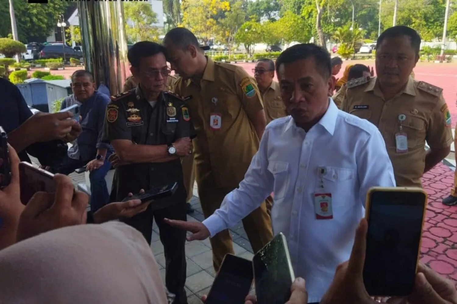 Aep Klarifikasi Temuan Map Pemkab Karawang di Rumah Mantan Kepala BGN 1 Aep Klarifikasi Temuan Map Pemkab Karawang di Rumah Mantan Kepala BGN