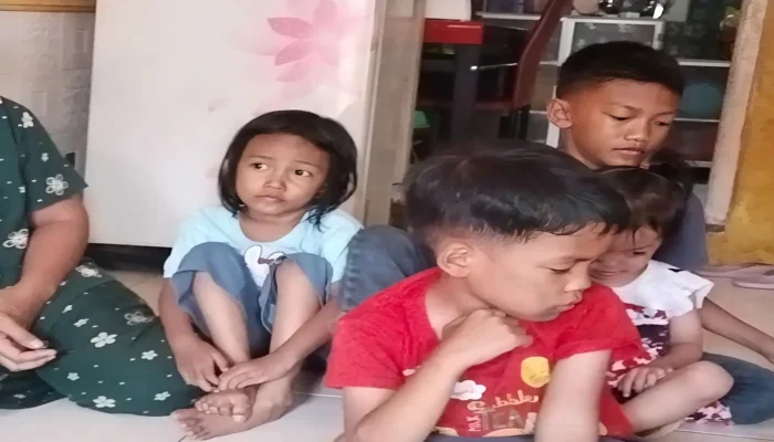 Ditinggal Orang Tua, Dua Kakak Beradik di Cianjur Hidup Terlantar