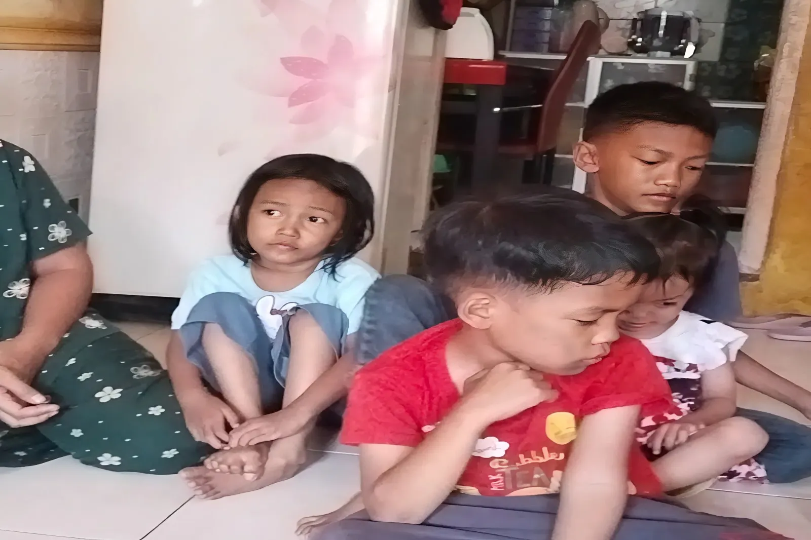 Ditinggal Orang Tua, Dua Kakak Beradik di Cianjur Hidup Terlantar