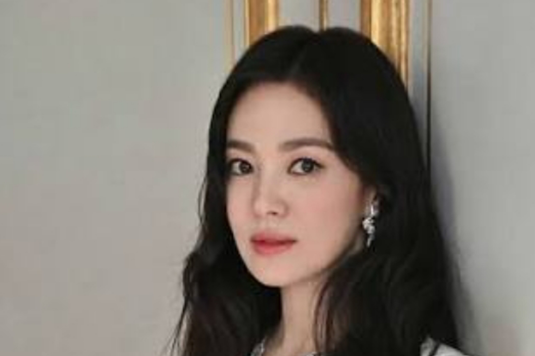 Gaya Liburan Song Hye Kyo: Sederhana Namun Tetap Elegan