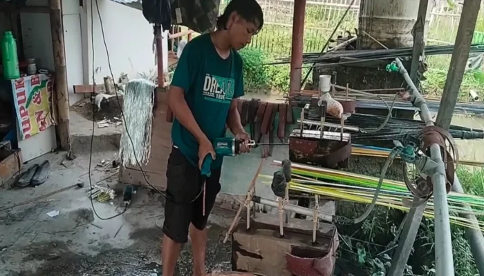 Harga Bahan Naik, Pengrajin Joran di Cianjur Menjerit!