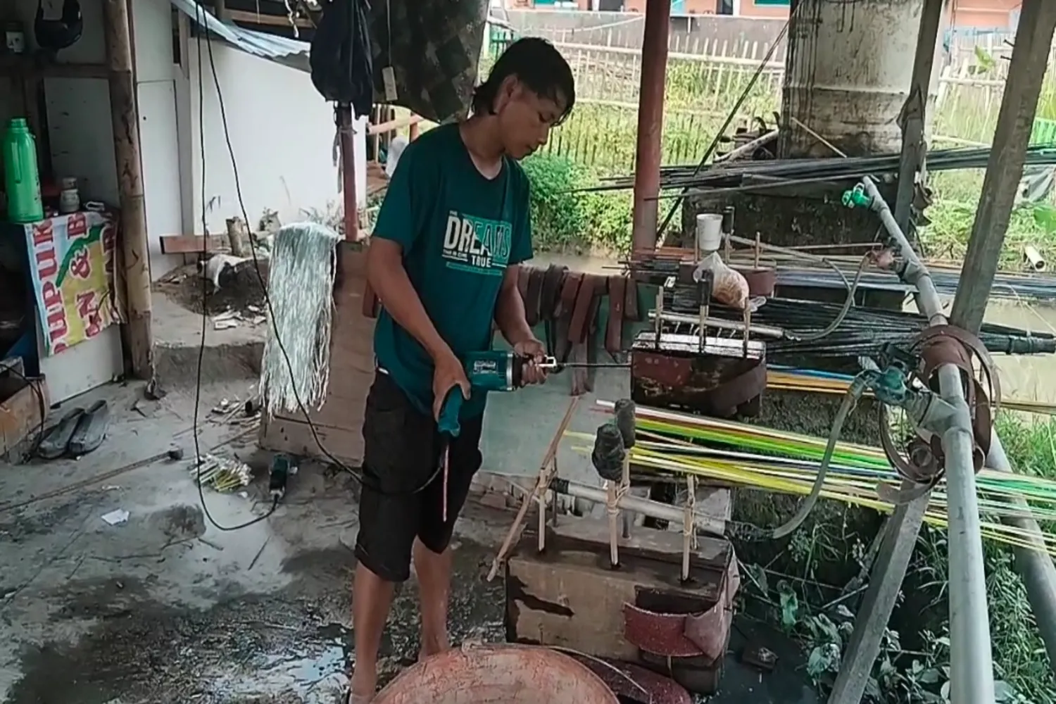 Harga Bahan Naik, Pengrajin Joran di Cianjur Menjerit!
