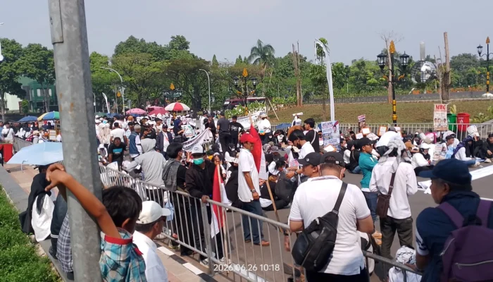 Kawasan Tegar Beriman Cibinong Dipadati Massa Aksi Dukung Program Prabowo Subianto dan Lanjutkan Program MBG