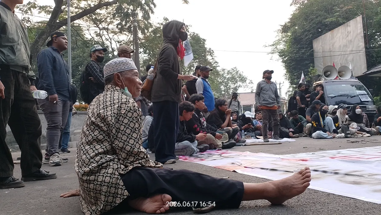 Konflik Agraria!! Warga Sukajaya Gelar Aksi di Polres Bogor dan Pemkab Bogor, Sepuh; 'Kembalikan Tanah Kami Secara Komunal' 1 Konflik Agraria!! Warga Sukajaya Gelar Aksi di Polres Bogor dan Pemkab Bogor, Sepuh; 'Kembalikan Tanah Kami Secara Komunal'