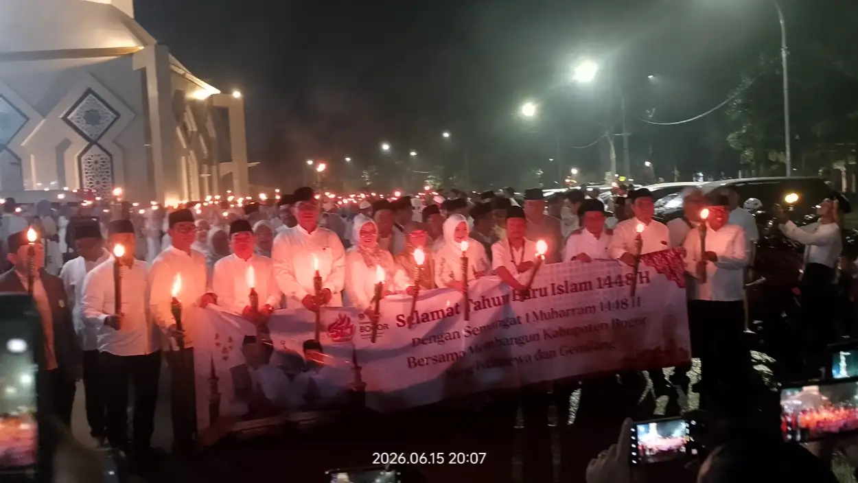 Melihat Lautan Cahaya di Cibinong, Sekda Kabupaten Bogor Kupas Filosofi Hijrah 'Mina Dzhulumati Ilan Nuur' di Pawai Obor 1448 H