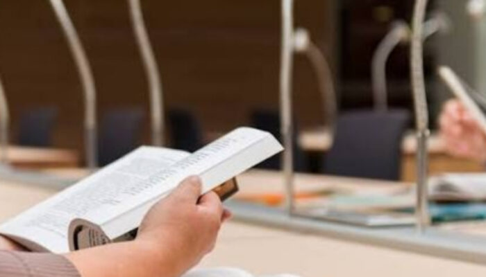 Mengapa Orang yang Gemar Membaca Buku Cenderung Lebih Mudah Sukses dalam Karier?