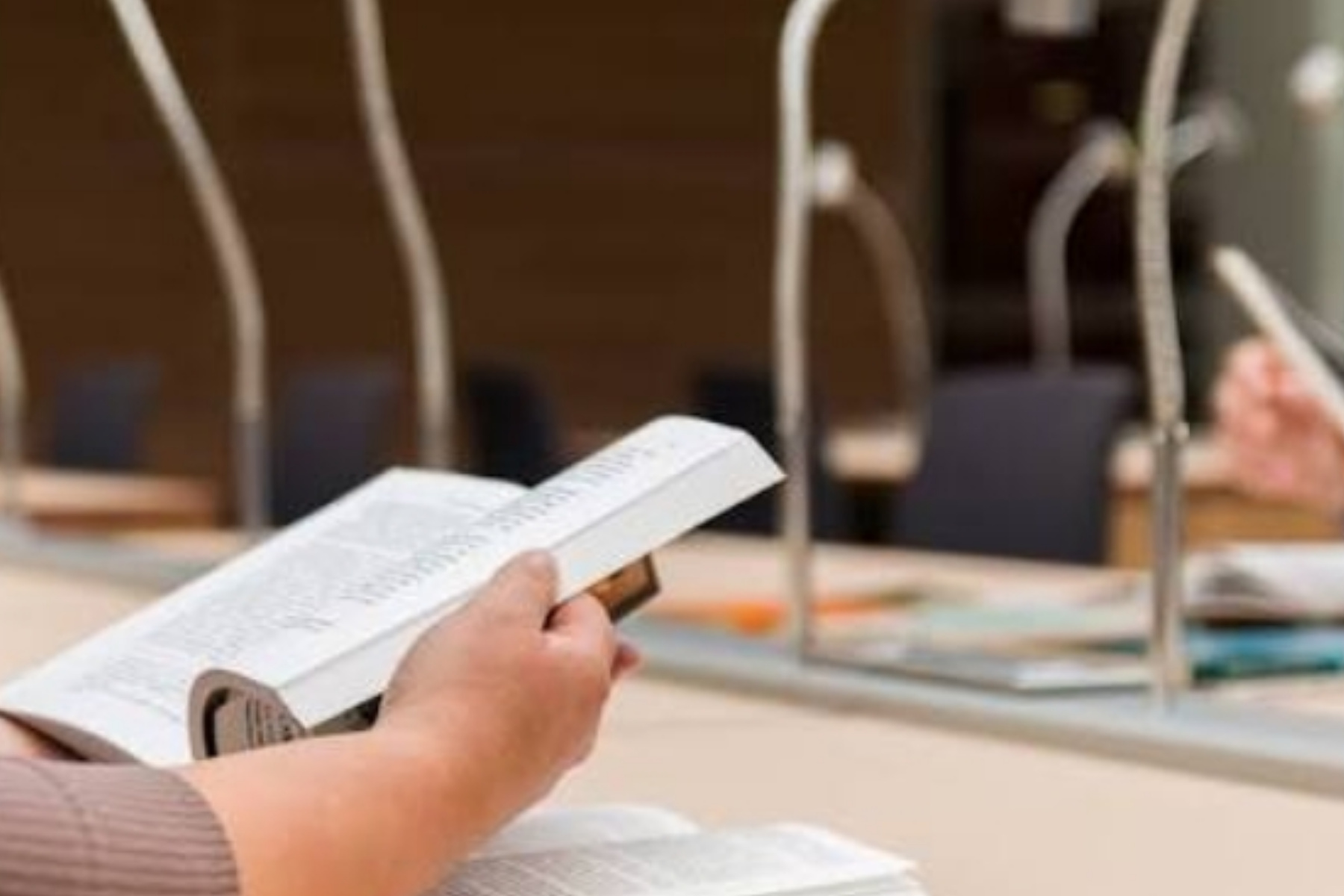 Mengapa Orang yang Gemar Membaca Buku Cenderung Lebih Mudah Sukses dalam Karier? 1 Mengapa Orang yang Gemar Membaca Buku Cenderung Lebih Mudah Sukses dalam Karier?