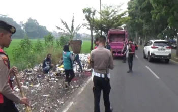 Parah! Tumpukan Sampah Menggunung di Jalur Wisata Ciwidey Kabupaten Bandung