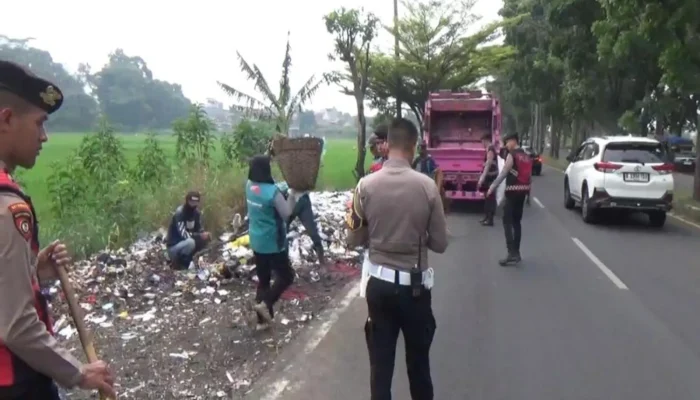 Parah! Tumpukan Sampah Menggunung di Jalur Wisata Ciwidey Kabupaten Bandung