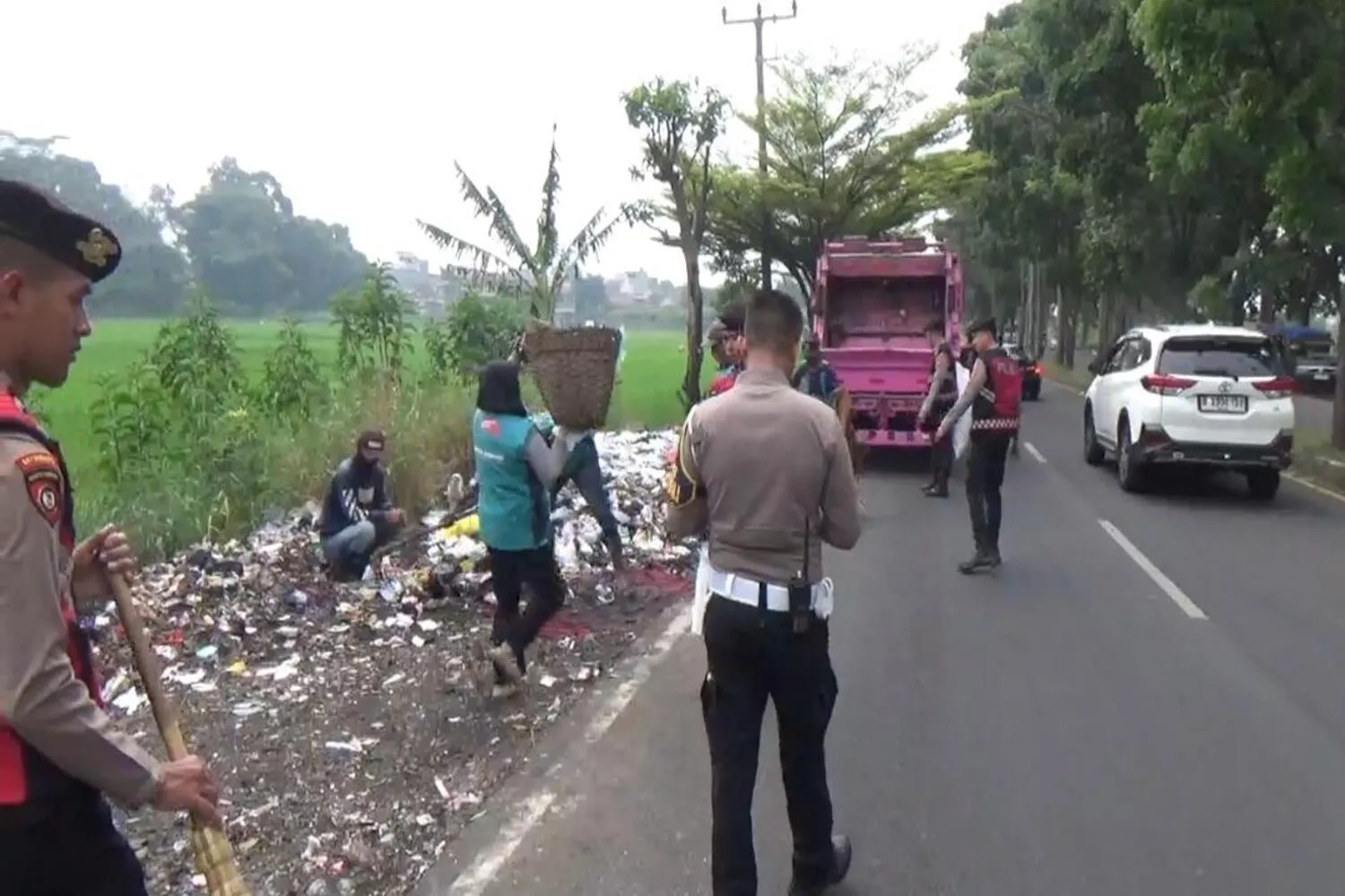 Parah! Tumpukan Sampah Menggunung di Jalur Wisata Ciwidey Kabupaten Bandung
