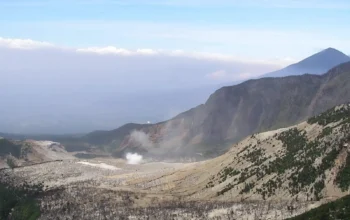 Pesona Gunung Papandayan, Perpaduan Keindahan Alam dan Jejak Letusan Dahsyat 5 Pesona Gunung Papandayan, Perpaduan Keindahan Alam dan Jejak Letusan Dahsyat