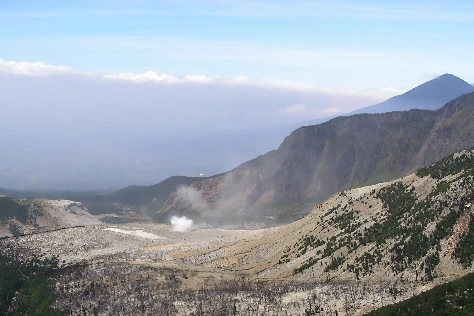 Pesona Gunung Papandayan, Perpaduan Keindahan Alam dan Jejak Letusan Dahsyat