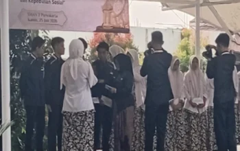 SMAN 2 Purwakarta Berikan Santunan kepada Siswa Yatim Piatu Saat Pembagian Raport