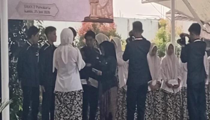 SMAN 2 Purwakarta Berikan Santunan kepada Siswa Yatim Piatu Saat Pembagian Raport