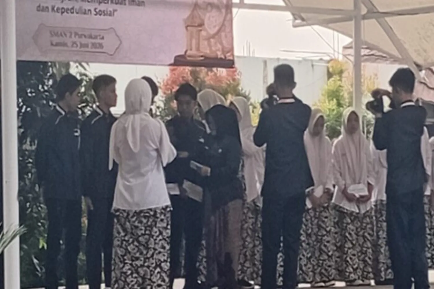 SMAN 2 Purwakarta Berikan Santunan kepada Siswa Yatim Piatu Saat Pembagian Raport