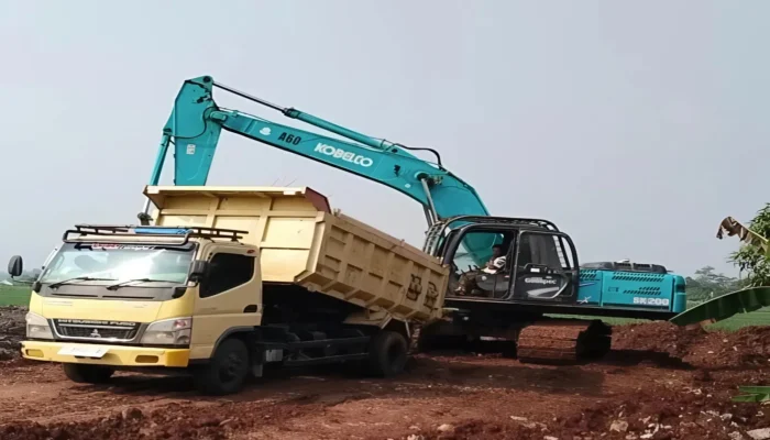 Setkab Bojongpicung Cianjur Soroti Tanah Urugan Proyek UPTD yang Berceceran di Jalan Raya