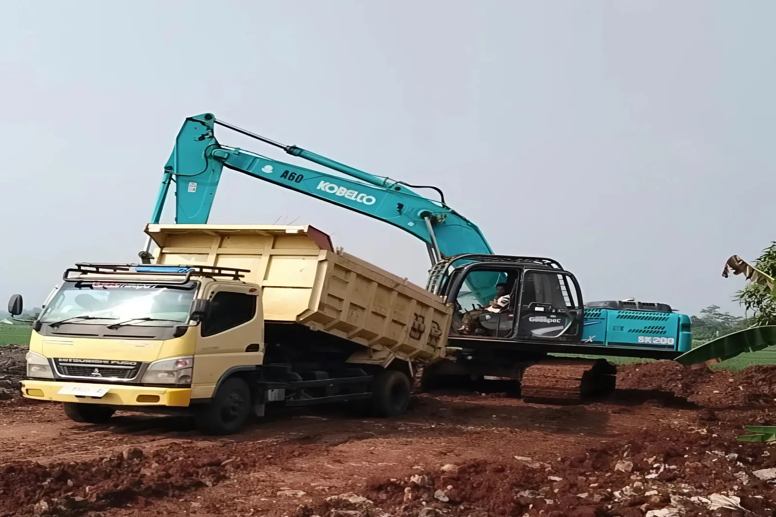 Setkab Bojongpicung Cianjur Soroti Tanah Urugan Proyek UPTD yang Berceceran di Jalan Raya